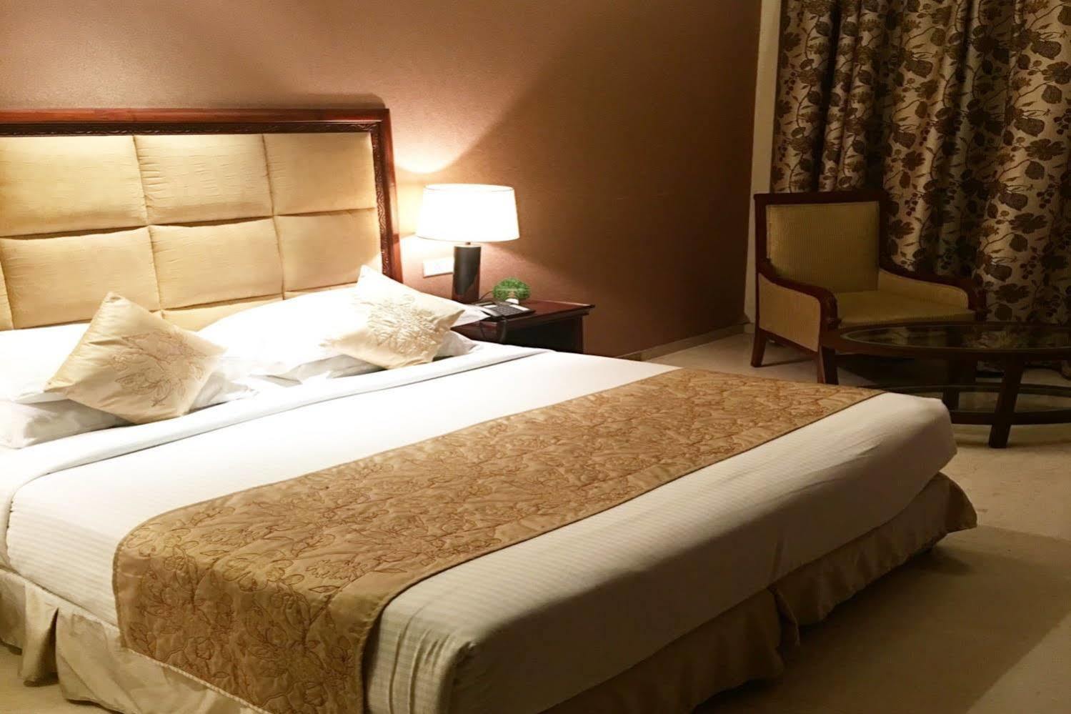 Godwin Hotel Meerut Bagian luar foto